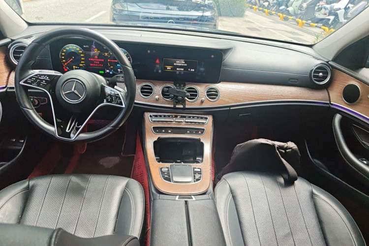 Used Mercedes-Benz E-Class New Energy 2021 E 350 e L Plug-in Hybrid Sedan Center Console