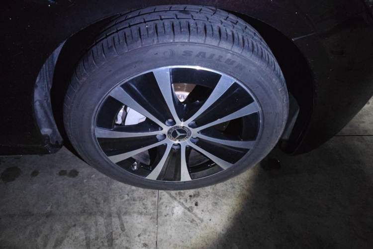 Used Mercedes-Benz E-Class New Energy 2021 E 350 e L Plug-in Hybrid Sports Sedan Right Front Wheel Hub