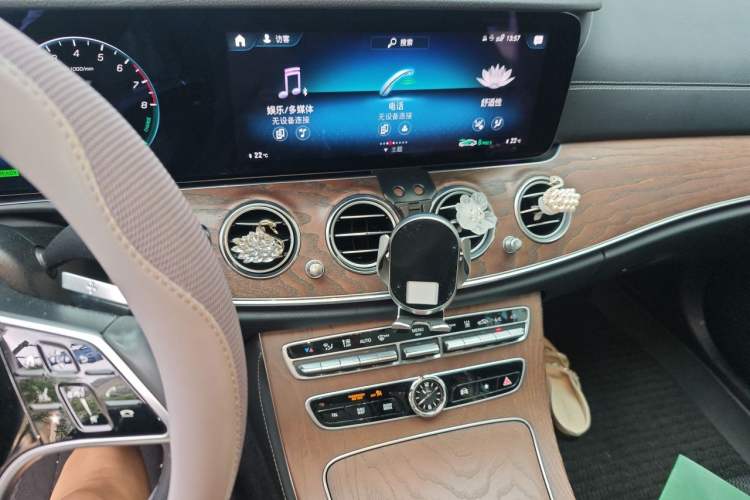 Used Mercedes-Benz E-Class New Energy 2021 E 350 e L Plug-in Hybrid Sedan Audio And AC Panel