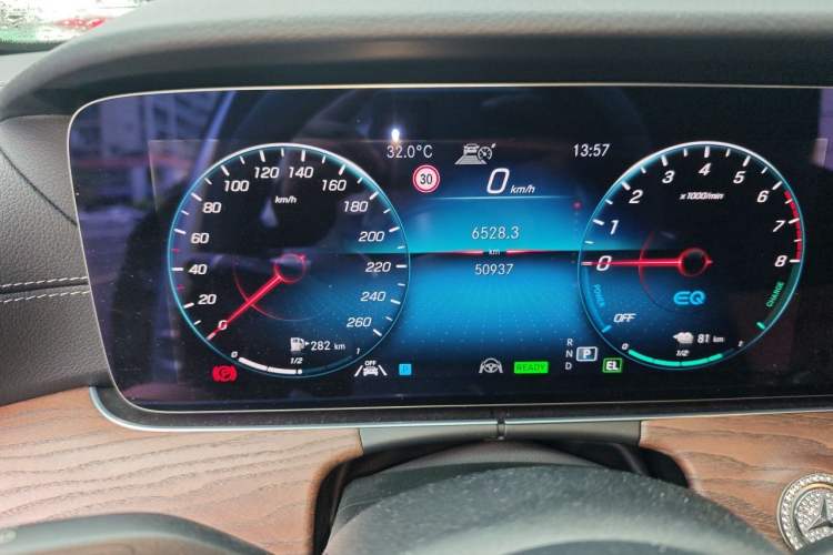 Used Mercedes-Benz E-Class New Energy 2021 E 350 e L Plug-in Hybrid Sedan Odometer Close Up
