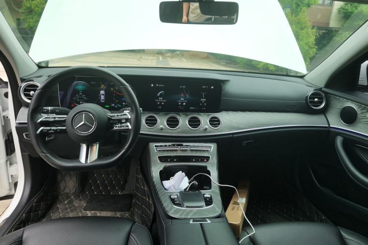 Used Mercedes-Benz E-Class New Energy 2021 E 350 e L Plug-in Hybrid Sports Sedan Center Console