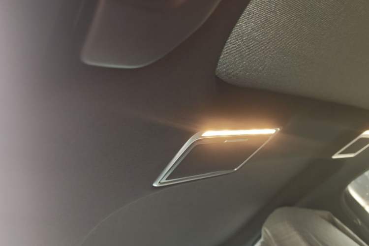 Used Mercedes-Benz E-Class New Energy 2021 E 350 e L Plug-in Hybrid Sports Sedan Headliner
