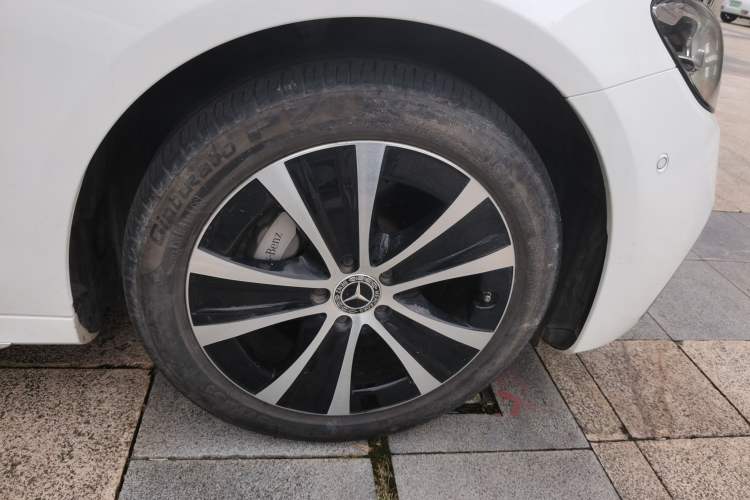 Used Mercedes-Benz E-Class New Energy 2021 E 350 e L Plug-in Hybrid Sports Sedan Right Front Wheel Hub