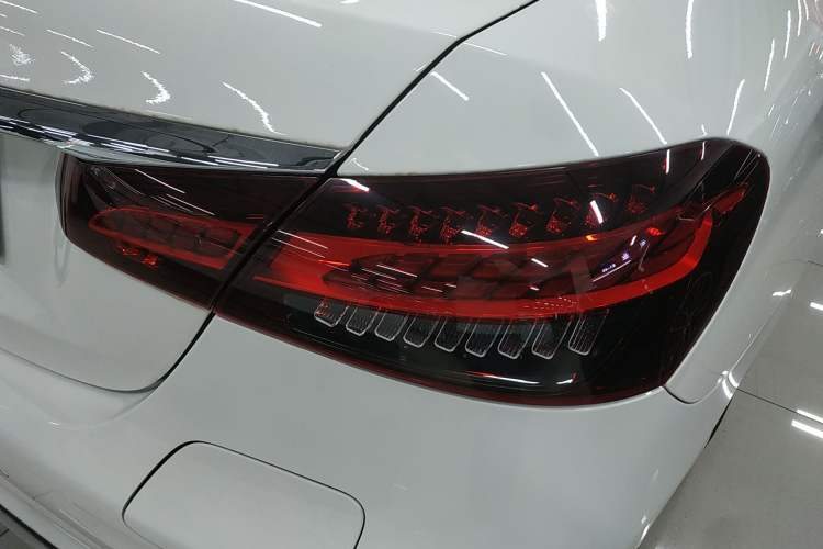 Used Mercedes-Benz E-Class New Energy 2021 E 350 e L Plug-in Hybrid Sports Sedan Right Rear Taillight