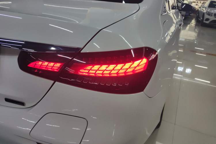 Used Mercedes-Benz E-Class New Energy 2021 E 350 e L Plug-in Hybrid Sports Sedan Right Rear Taillight