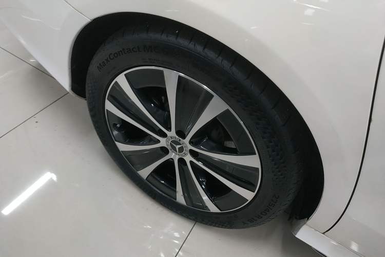 Used Mercedes-Benz E-Class New Energy 2021 E 350 e L Plug-in Hybrid Sports Sedan Right Rear Wheel Hub