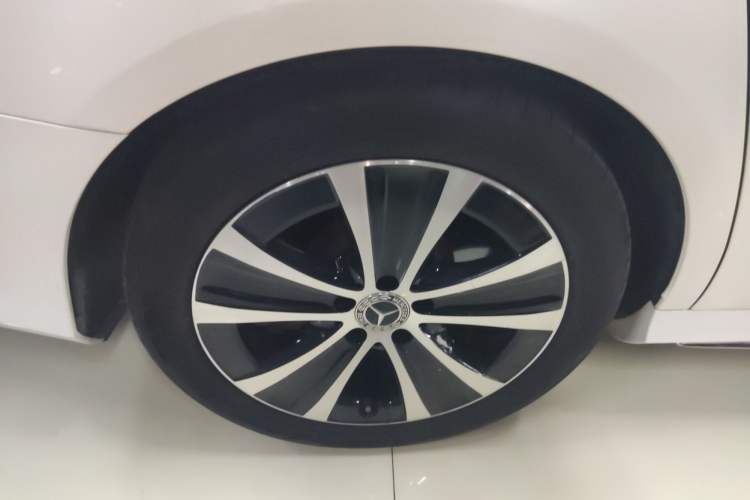 Used Mercedes-Benz E-Class New Energy 2021 E 350 e L Plug-in Hybrid Sports Sedan Right Rear Wheel Hub