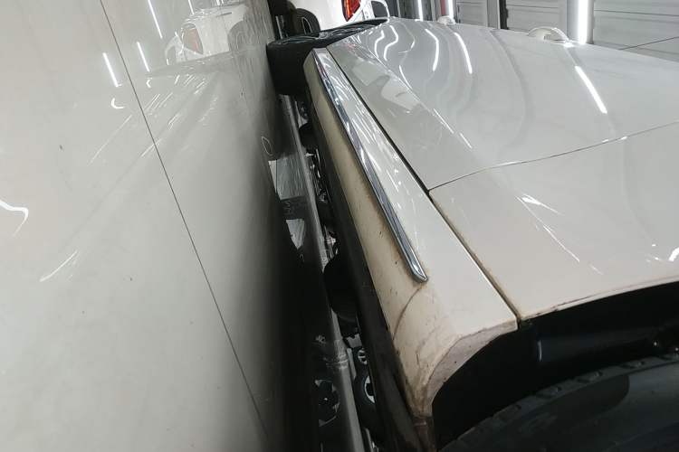 Used Mercedes-Benz E-Class New Energy 2021 E 350 e L Plug-in Hybrid Sports Sedan Right Side Sill