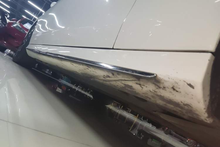 Used Mercedes-Benz E-Class New Energy 2021 E 350 e L Plug-in Hybrid Sports Sedan Right Side Sill