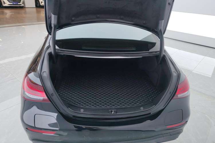 Used Mercedes-Benz E-Class New Energy 2021 E 350 e L Plug-in Hybrid Sedan Trunk