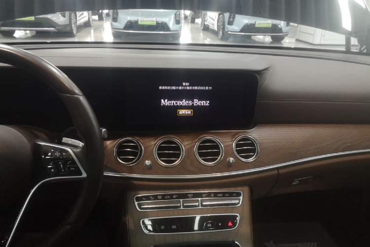 Used Mercedes-Benz E-Class New Energy 2022 Second Facelift E 350 e L Plug-in Hybrid Sedan Audio And AC Panel