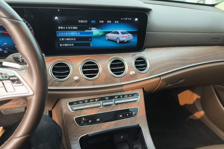 Used Mercedes-Benz E-Class New Energy 2022 Second Facelift E 350 e L Plug-in Hybrid Sedan Audio And AC Panel