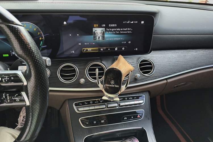 Used Mercedes-Benz E-Class New Energy 2022 E 350 e L Plug-in Hybrid Sports Sedan Audio And AC Panel