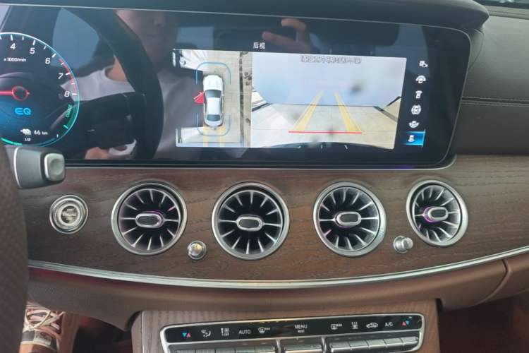 Used Mercedes-Benz E-Class New Energy 2022 Facelift E 350 e L Plug-in Hybrid Sedan Audio And AC Panel