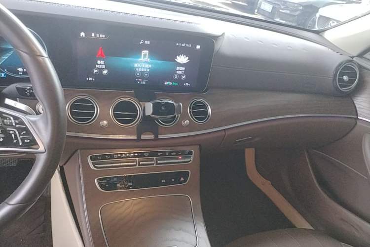 Used Mercedes-Benz E-Class New Energy 2022 Restyled E 350 e L Plug-in Hybrid Sedan Audio And AC Panel