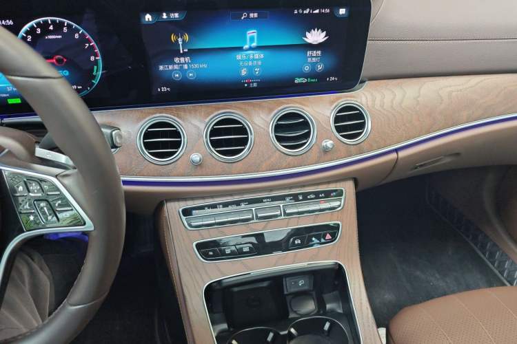Used Mercedes-Benz E-Class New Energy 2022 Facelift E 350 e L Plug-in Hybrid Sedan Audio And AC Panel