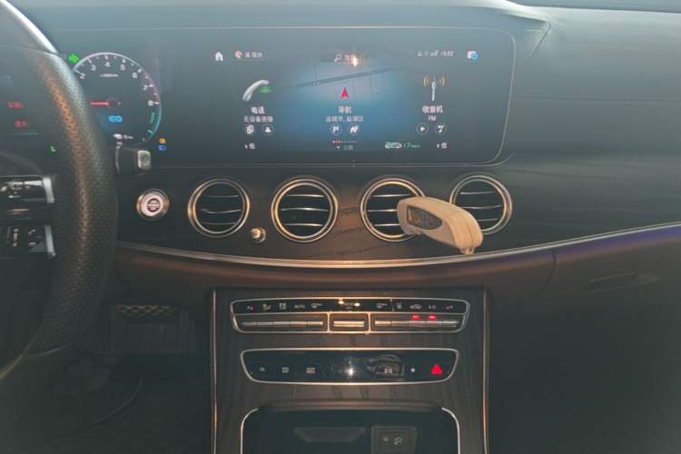 Used Mercedes-Benz E-Class New Energy 2022 Second Facelift E 350 e L Plug-in Hybrid Sports Sedan Audio And AC Panel