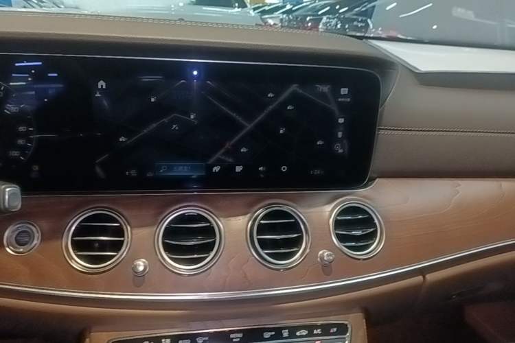 Used Mercedes-Benz E-Class New Energy 2022 Second Facelift E 350 e L Plug-in Hybrid Sedan Audio And AC Panel