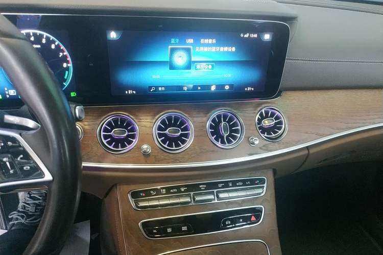 Used Mercedes-Benz E-Class New Energy 2022 Second Facelift E 350 e L Plug-in Hybrid Sedan Audio And AC Panel