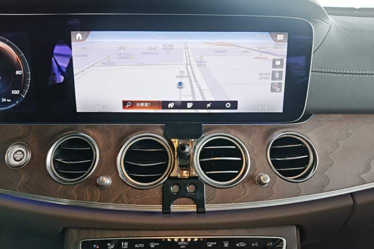 Used Mercedes-Benz E-Class New Energy 2022 Second Facelift E 350 e L Plug-in Hybrid Sedan Audio And AC Panel