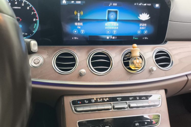 Used Mercedes-Benz E-Class New Energy 2022 Second Facelift E 350 e L Plug-in Hybrid Sedan Audio And AC Panel
