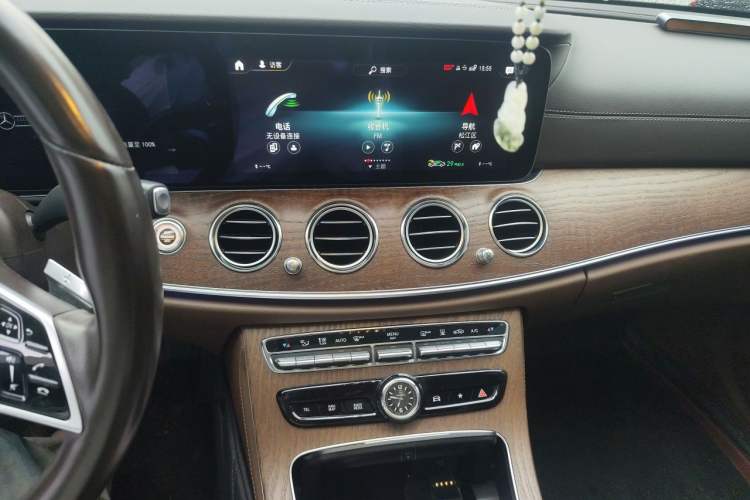 Used Mercedes-Benz E-Class New Energy 2022 Second Facelift E 350 e L Plug-in Hybrid Sports Sedan Audio And AC Panel