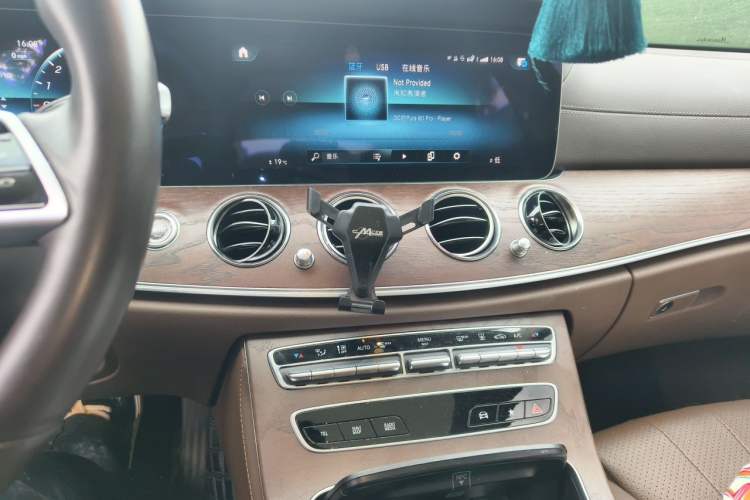 Used Mercedes-Benz E-Class New Energy 2022 Second Facelift E 350 e L Plug-in Hybrid Sedan Audio And AC Panel