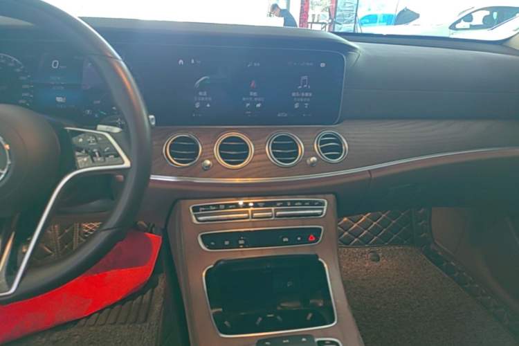 Used Mercedes-Benz E-Class New Energy 2022 E 350 e L Plug-in Hybrid Sports Sedan Audio And AC Panel