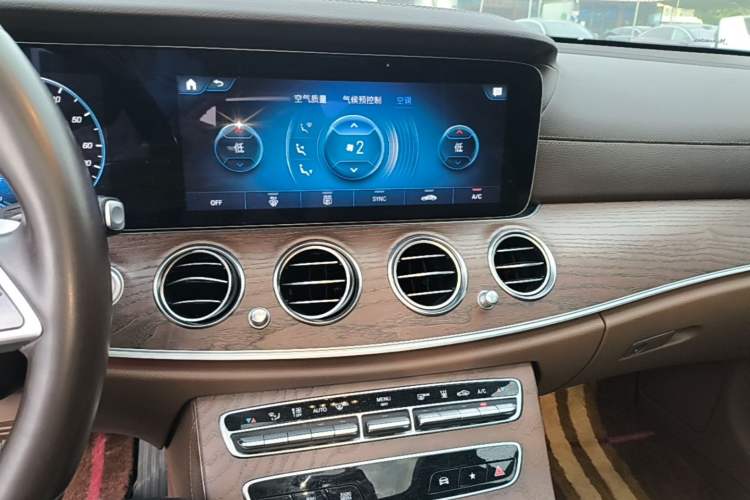 Used Mercedes-Benz E-Class New Energy 2022 Facelift E 350 e L Plug-in Hybrid Sedan Audio And AC Panel