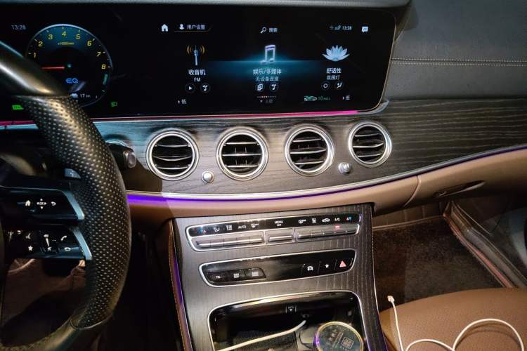 Used Mercedes-Benz E-Class New Energy 2022 Second Facelift E 350 e L Plug-in Hybrid Sports Sedan Audio And AC Panel