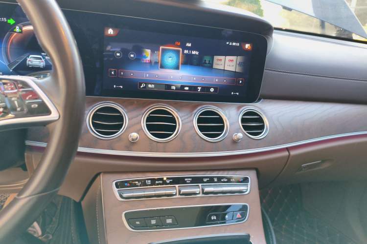 Used Mercedes-Benz E-Class New Energy 2022 Restyled E 350 e L Plug-in Hybrid Sedan Audio And AC Panel