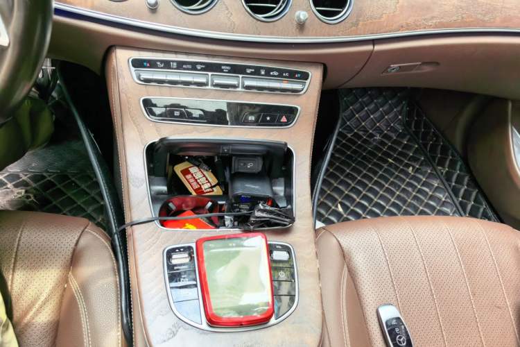 Used Mercedes-Benz E-Class New Energy 2022 Restyled E 350 e L Plug-in Hybrid Sports Sedan Audio And AC Panel