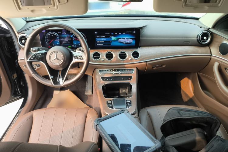 Used Mercedes-Benz E-Class New Energy 2022 Second Facelift E 350 e L Plug-in Hybrid Sedan Center Console