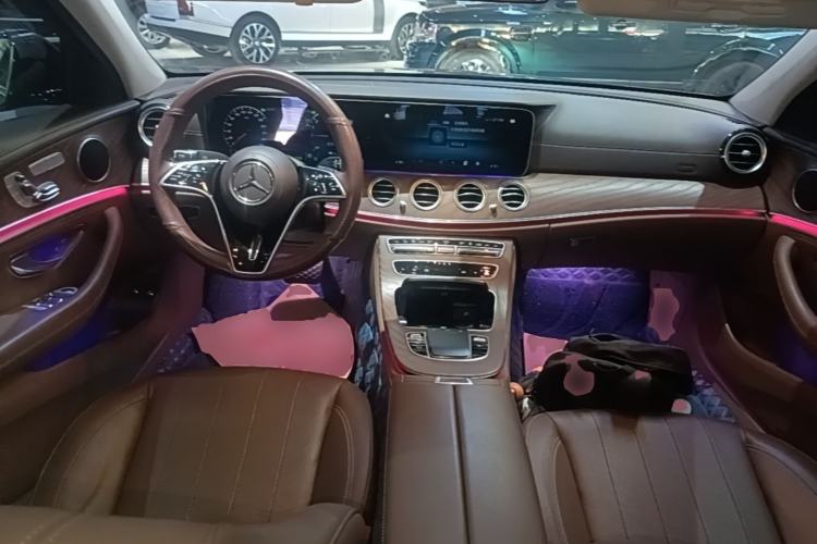 Used Mercedes-Benz E-Class New Energy 2022 Restyled E 350 e L Plug-in Hybrid Sports Sedan Center Console