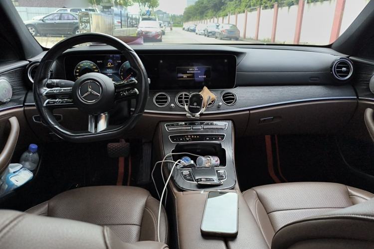 Used Mercedes-Benz E-Class New Energy 2022 E 350 e L Plug-in Hybrid Sports Sedan Center Console
