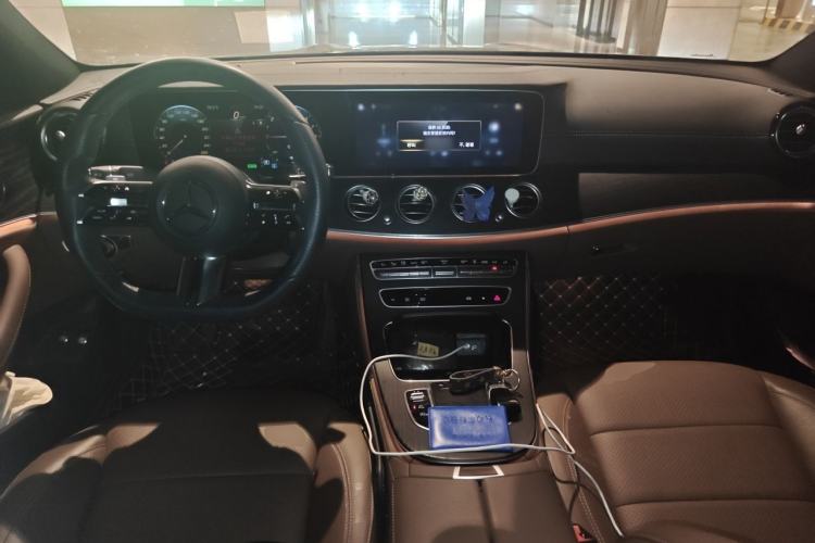 Used Mercedes-Benz E-Class New Energy 2022 Restyled E 350 e L Plug-in Hybrid Sports Sedan Center Console