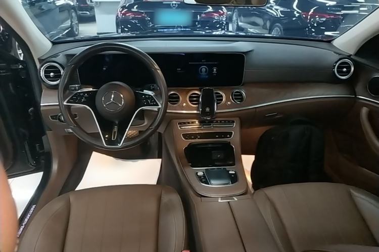 Used Mercedes-Benz E-Class New Energy 2022 E 350 e L Plug-in Hybrid Sedan Center Console