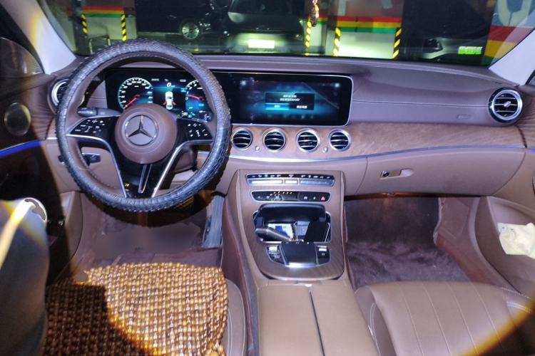 Used Mercedes-Benz E-Class New Energy 2022 Restyled E 350 e L Plug-in Hybrid Sedan Center Console