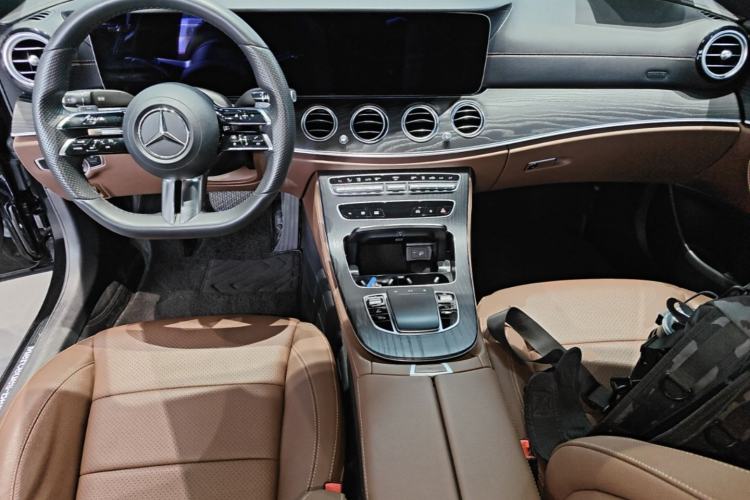 Used Mercedes-Benz E-Class New Energy 2022 E 350 e L Plug-in Hybrid Sports Sedan Center Console