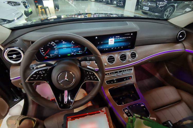 Used Mercedes-Benz E-Class New Energy 2022 Facelift E 350 e L Plug-in Hybrid Sedan Center Console