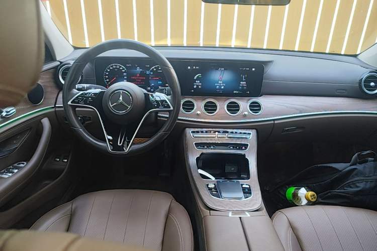 Used Mercedes-Benz E-Class New Energy 2022 Restyled E 350 e L Plug-in Hybrid Sedan Center Console