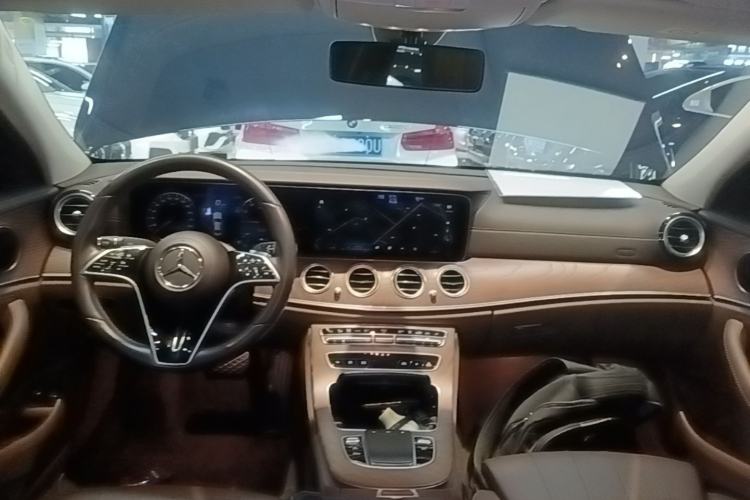 Used Mercedes-Benz E-Class New Energy 2022 Second Facelift E 350 e L Plug-in Hybrid Sedan Center Console