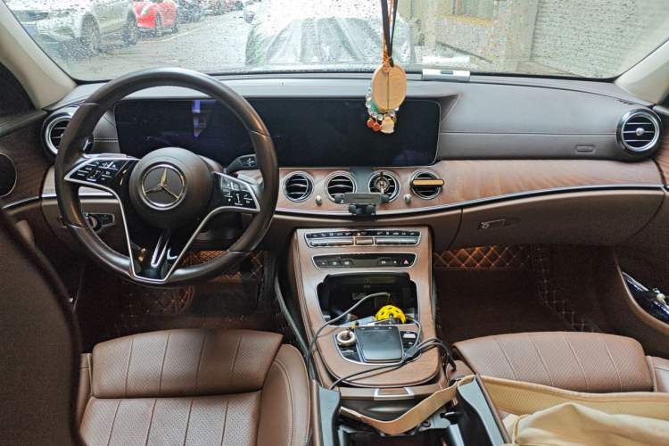 Used Mercedes-Benz E-Class New Energy 2022 Facelift E 350 e L Plug-in Hybrid Sedan Center Console