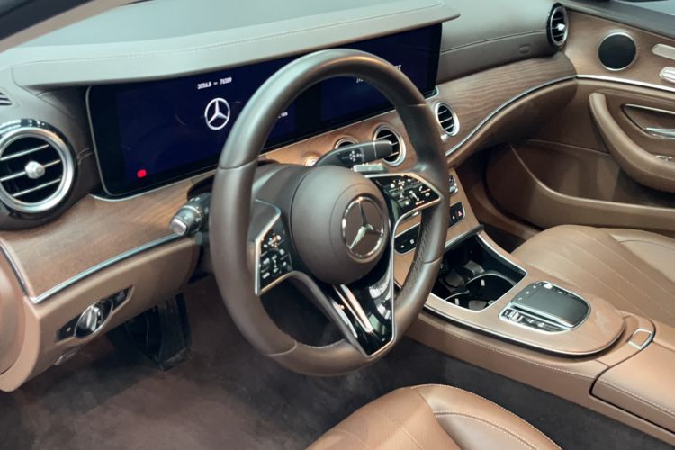 Used Mercedes-Benz E-Class New Energy 2022 Restyled E 350 e L Plug-in Hybrid Sedan Center Console