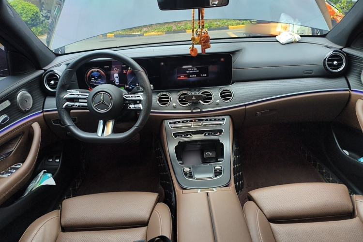 Used Mercedes-Benz E-Class New Energy 2022 Restyled E 350 e L Plug-in Hybrid Sports Sedan Center Console