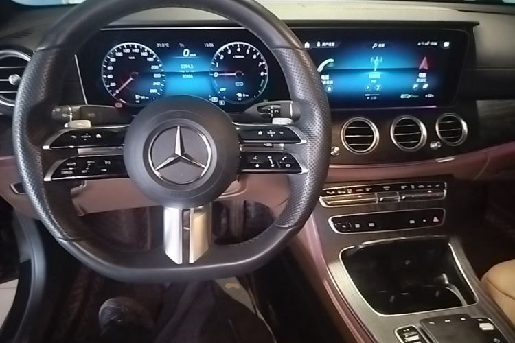 Used Mercedes-Benz E-Class New Energy 2022 Restyled E 350 e L Plug-in Hybrid Sports Sedan Center Console