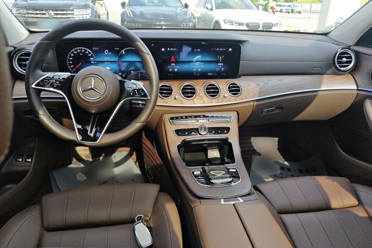 Used Mercedes-Benz E-Class New Energy 2022 Restyled E 350 e L Plug-in Hybrid Sports Sedan Center Console