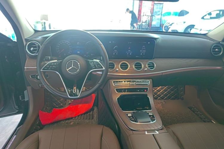 Used Mercedes-Benz E-Class New Energy 2022 E 350 e L Plug-in Hybrid Sports Sedan Center Console