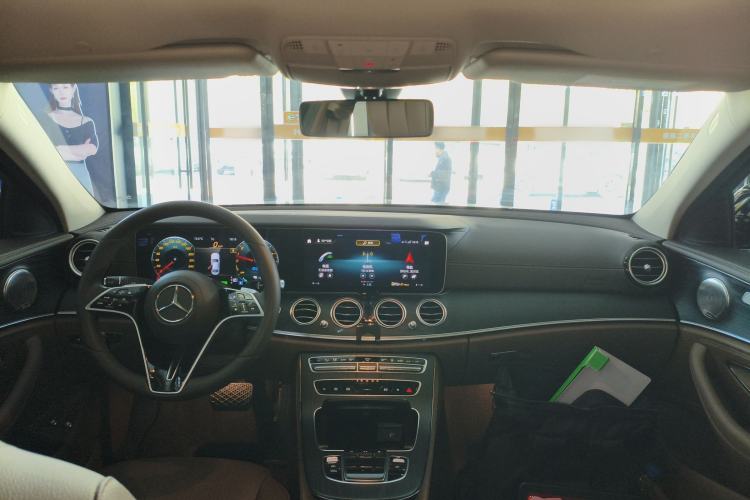 Used Mercedes-Benz E-Class New Energy 2022 Restyled E 350 e L Plug-in Hybrid Sedan Center Console