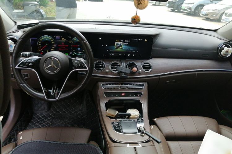 Used Mercedes-Benz E-Class New Energy 2022 Second Facelift E 350 e L Plug-in Hybrid Sedan Center Console